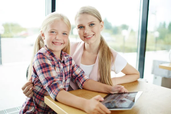 Menina Bonita Sua Mãe Com Touchpad Desfrutando Lazer Rede — Fotografia de Stock