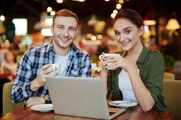 Deux Jeunes Amis Posant Pour Photographie Avec Des Sourires Dents — Photo