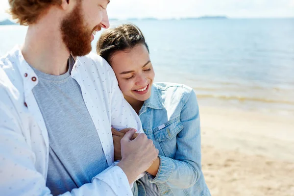 Glückliche Verliebte Frau Die Ihren Mann Bei Der Strandpromenade Arm — Stockfoto