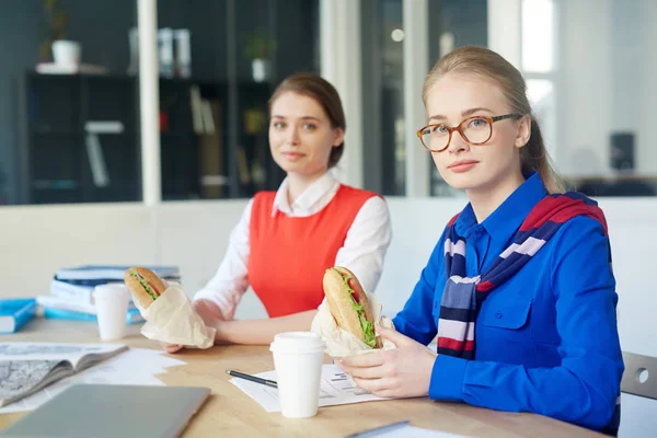 Två Tjejer Med Smörgåsar Med Lunch Arbetsplatsen — Stockfoto