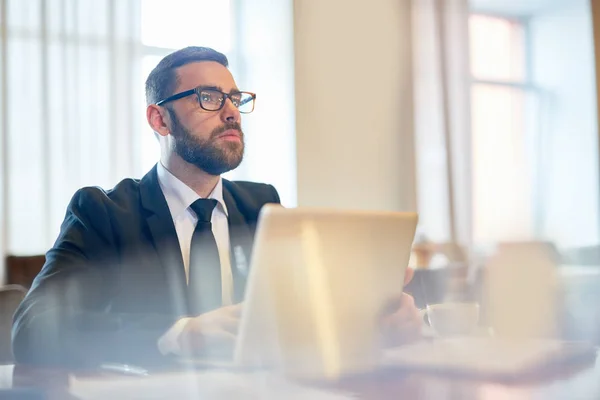 Uomo Affari Pensieroso Contemplare Davanti Computer Portatile Durante Organizzazione Del — Foto Stock