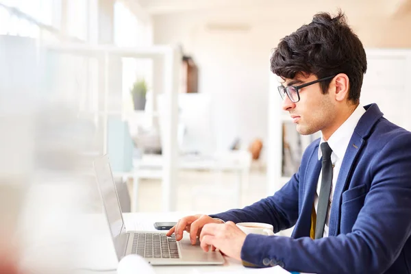 Junge Manager Vernetzen Sich Schreibtisch Oder Suchen Nach Online Informationen — Stockfoto