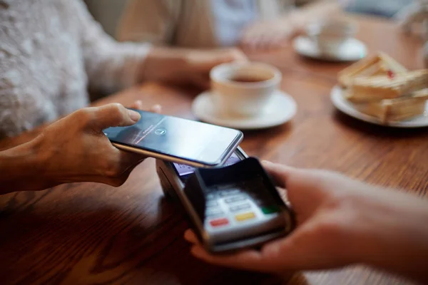 Human Hand Holding Smartphone Payment Terminal — Stock Photo, Image