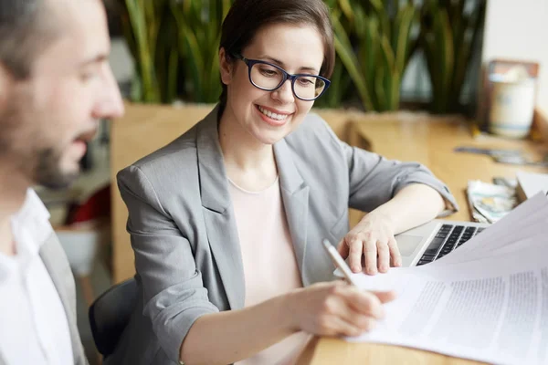 Erfolgreiche Führungskräfte Diskutieren Neuen Geschäftsvertrag — Stockfoto