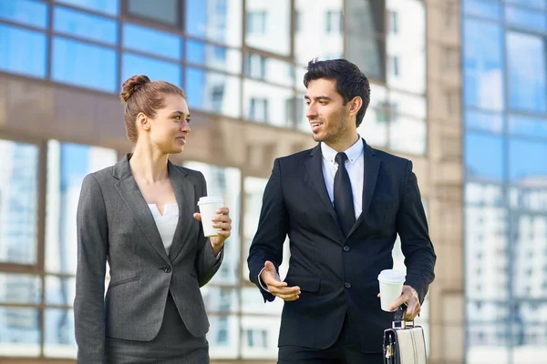 Dos Profesionales Conversando Después Del Trabajo —  Fotos de Stock