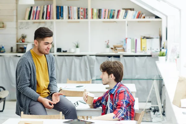 Tipos Inteligentes Discutiendo Nuevas Ideas Para Proyecto Diseño — Foto de Stock