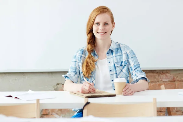 Felice Adolescente Con Disegno Matita Nel Suo Blocco Note Durante — Foto Stock