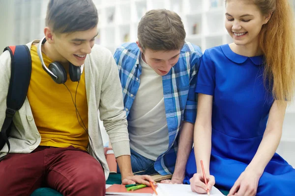 Heureux Étudiants Passer Pause Dessinant — Photo