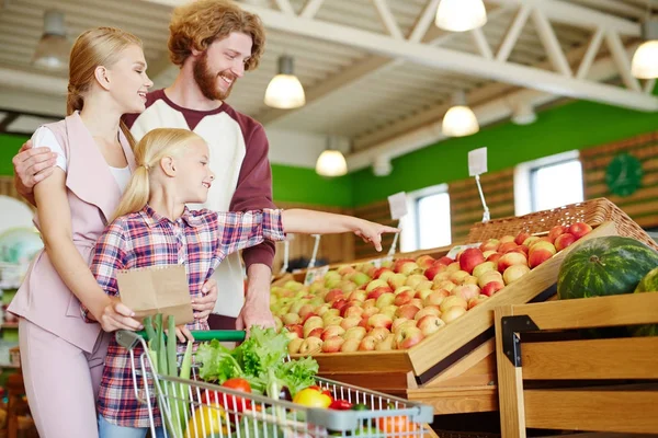 Moderne Dreiköpfige Familie Die Wassermelone Und Andere Früchte Verbrauchermarkt Auswählt — Stockfoto