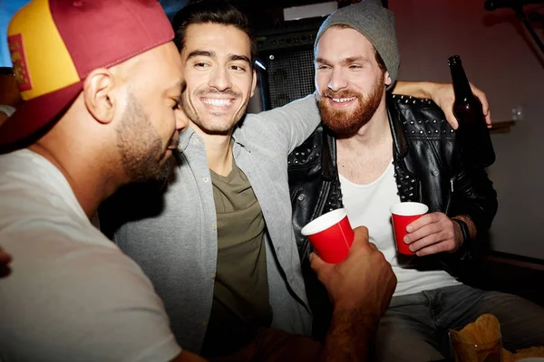 Drie Jonge Mannen Genieten Van Partij Nachtclub Bier Drinken Chatten — Stockfoto