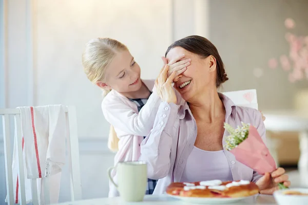 Meninas Adoráveis Cobrindo Seus Olhos Avó Para Que Ela Adivinhou — Fotografia de Stock