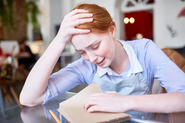 Zmęczony Nieszczęśliwy Młoda Kelnerka Płakać Nad Jej Notatnik Dniu Pracy — Zdjęcie stockowe