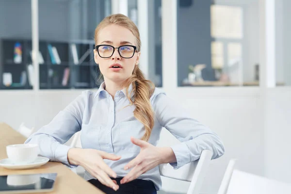 Självsäkra Kvinnan Förklarar Idéer Seminarium Genomgång — Stockfoto