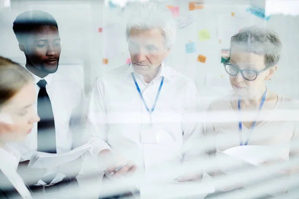 Erfolgreiches Ermittlerteam Diskutiert Neues Verbrechen Amt — Stockfoto