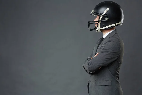 Zijaanzicht Van Vertrouwen Zakenman Dragen Van American Football Helm Staande — Stockfoto