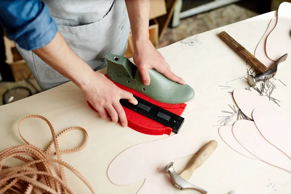 Befälhavaren Egen Skomakare Workshop Gör Hans Arbete Stort Bord — Stockfoto