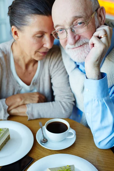 灰色胡子的老人看着他的妻子在相机 — 图库照片