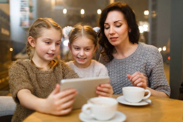 Bliźniaczki Młoda Kobieta Patrząc Ekran Touchpad Przez Tabela Kawiarni — Zdjęcie stockowe