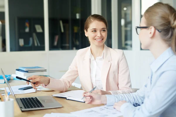 Start Meeting Two Confident Businesswomen Discussing Project Analyzing Data — Stock Photo, Image