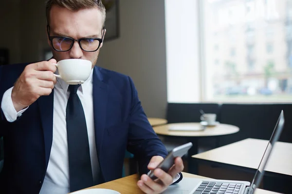 Corredor Ocupado Mensajes Texto Teléfono Inteligente Mientras Bebe Café Cafetería — Foto de Stock