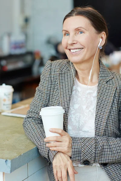 Kahve Molası Kulaklık Ile Mutlu Olgun Kadın — Stok fotoğraf