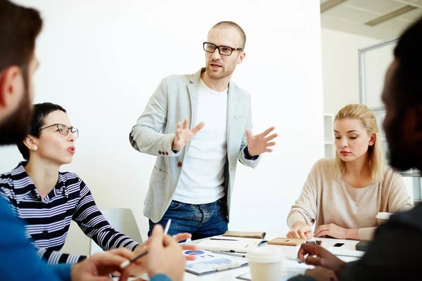 Líder Equipe Confiante Óculos Levando Reunião Informal Sala Reuniões Enquanto — Fotografia de Stock