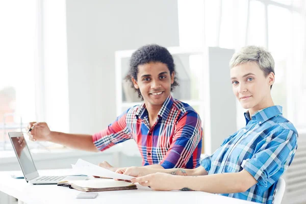 Jóvenes Colegas Mirando Cámara Por Lugar Trabajo Durante Discusión Los — Foto de Stock