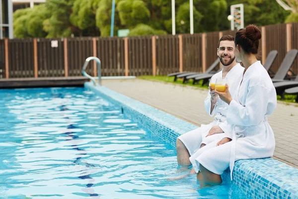 Jong Aanhankelijk Koppel Met Drankjes Hebben Talk Zittend Bij Zwembad — Stockfoto