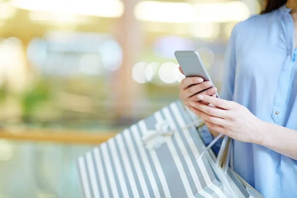 Menselijke Winkelen Met Tas Berichtafhandeling Smartphone — Stockfoto