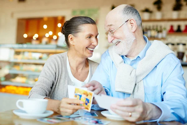 Seniorenpaar Schaut Sich Fotos Café — Stockfoto