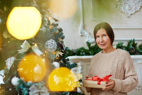 Kazaklı paketiyle tutan olgun erkek mevcut ayakta xmas ağacı tarafından