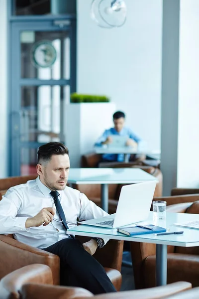 Schöner Angestellter Mittleren Alters Der Cyber Café Sitzt Und Die — Stockfoto