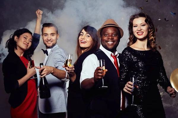 Glada Unga Människor Njuter Varje Andra Företag Nattklubben Håller Champagne — Stockfoto