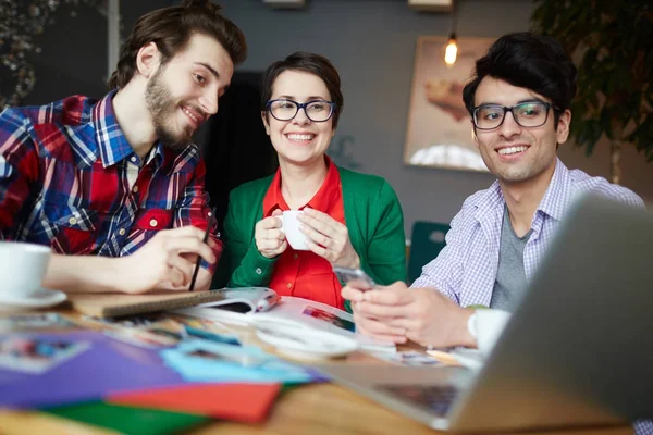 Grupo Jóvenes Creativos Que Usan Ropa Casual Negocios Colaborando Reuniones —  Fotos de Stock