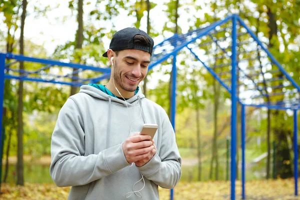 Retrato Cintura Hacia Arriba Joven Deportista Alegre Escuchando Música Smartphone — Foto de Stock