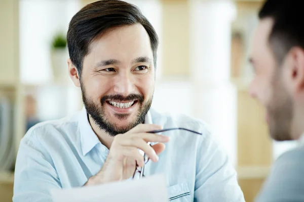 Giovane Datore Lavoro Fiducioso Guardando Uno Dei Candidati Durante Colloquio — Foto Stock