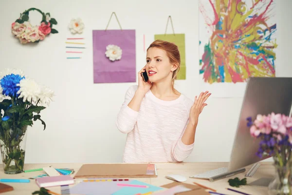 Serious Graphic Designer Leading Difficult Telephone Conversation Her Client Gesticulating — Stock Photo, Image