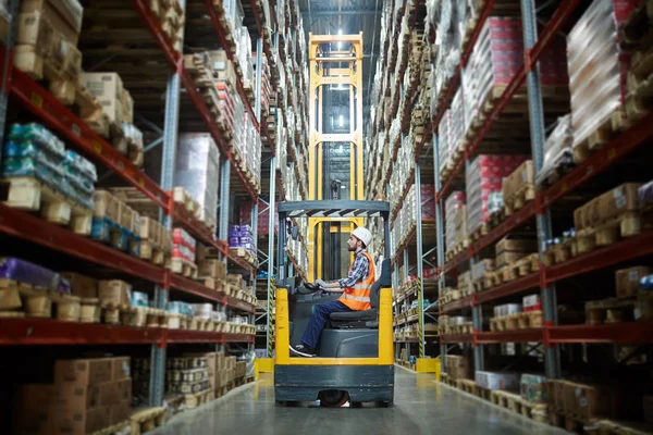 İşçi forklifti paketlenmiş ürünler yükleme