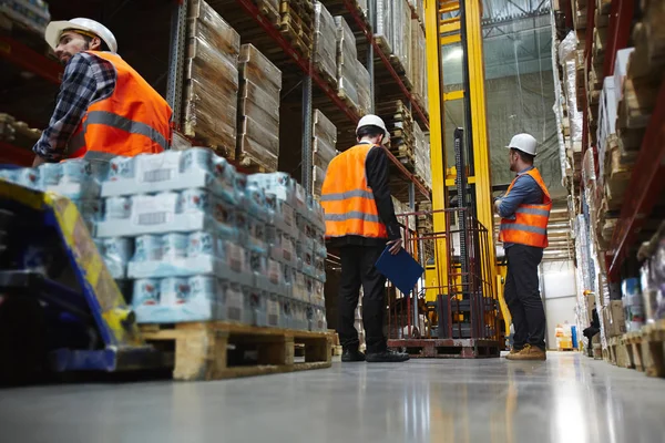 Grupo Várias Carregadeiras Que Trabalham Corredor Armazém Entre Racks Altos — Fotografia de Stock