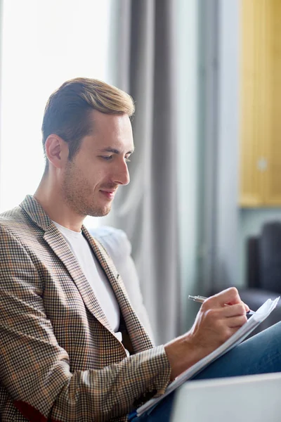 Joven Especialista Haciendo Notas Papel Haciendo Plan Trabajo —  Fotos de Stock