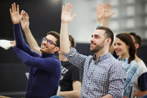 Studenti Intelligente Corso Business Alzare Mani Rispondere Alle Domande Degli — Foto Stock