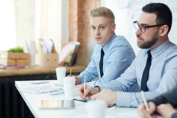 Brainstorming Jeune Homme Lors Une Conférence Séminaire Affaires — Photo