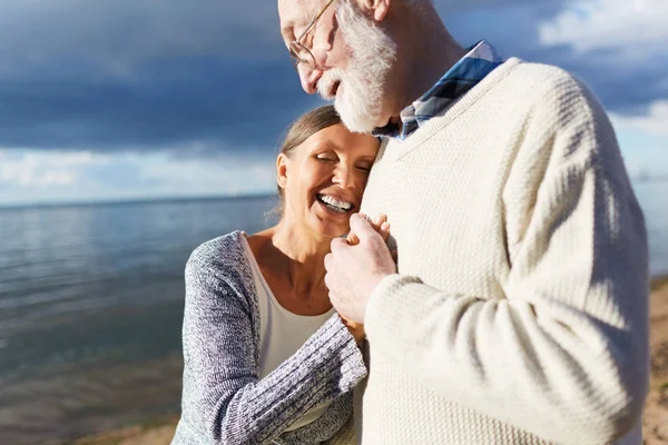 Счастливые Пожилые Мужчина Женщина Имеющие Романтические Выходные Берегу Моря — стоковое фото