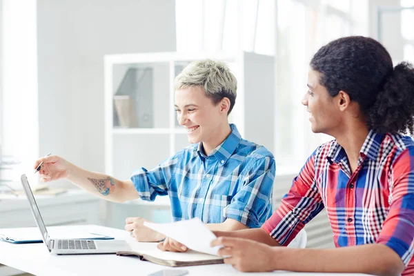 Glada Unga Kreativa Kvinnliga Pekar Bärbar Dator Skärm Och Visar — Stockfoto