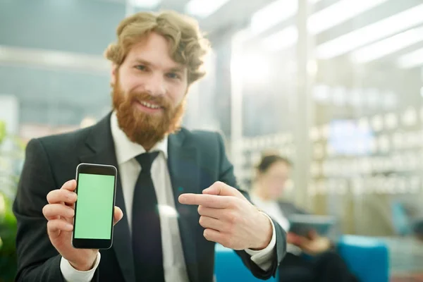 Portrét Pohledný Vousatý Podnikatel Představují Mobilní Aplikace Office Přejdete Smartphone — Stock fotografie