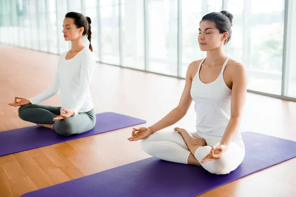 Duas Mulheres Jovens Praticando Exercícios Zen Tapetes Ginásio — Fotografia de Stock