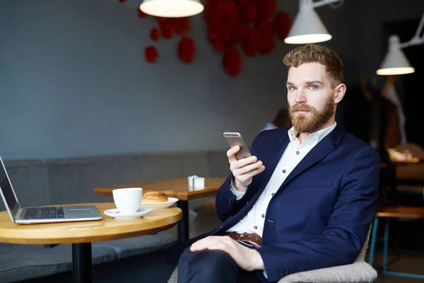 Retrato Joven Hombre Negocios Guapo Usando Teléfono Inteligente Cafetería Mirando — Foto de Stock