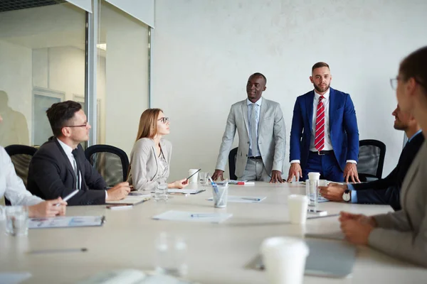 Selbstbewusste Unternehmer Sitzen Tisch Und Ziehen Schlussfolgerungen Aus Produktiver Vorstandssitzung — Stockfoto