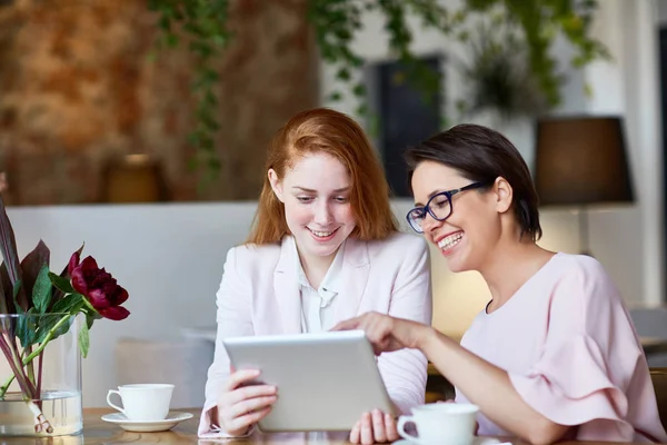 Giovani Donne Che Scelgono Vestiti Nuovi Fanno Altri Acquisti Internet — Foto Stock