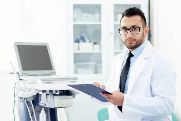 Jovem Clínico Uniforme Fazendo Anotações Documento Médico Trabalho — Fotografia de Stock